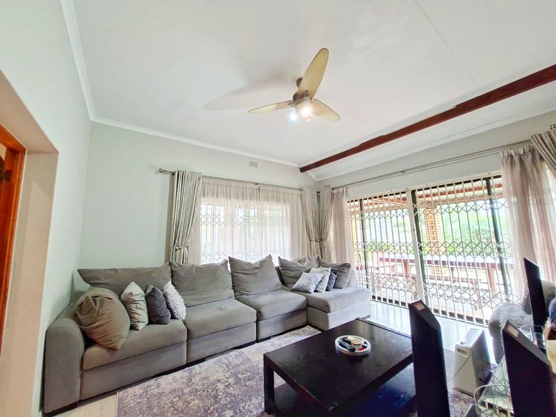 Spacious 3 Bedroom Family Home | Pool, Jacuzzi, Study & Double Garage | Vorna Valley - Photo 5
