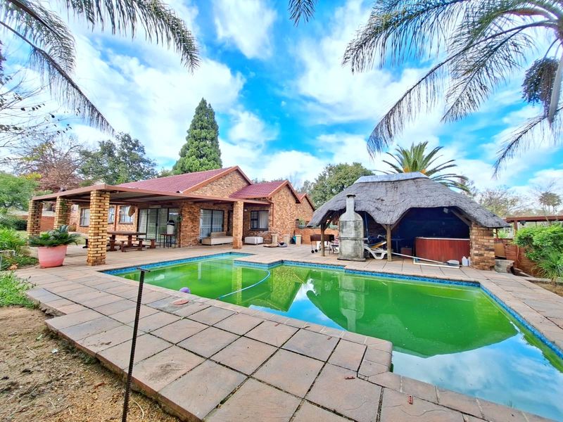 Spacious 3 Bedroom Family Home | Pool, Jacuzzi, Study & Double Garage | Vorna Valley - Photo 1