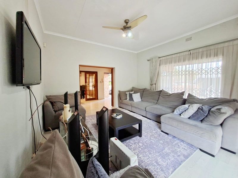 Spacious 3 Bedroom Family Home | Pool, Jacuzzi, Study & Double Garage | Vorna Valley - Photo 3