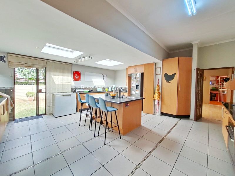 Spacious 3 Bedroom Family Home | Pool, Jacuzzi, Study & Double Garage | Vorna Valley - Photo 10