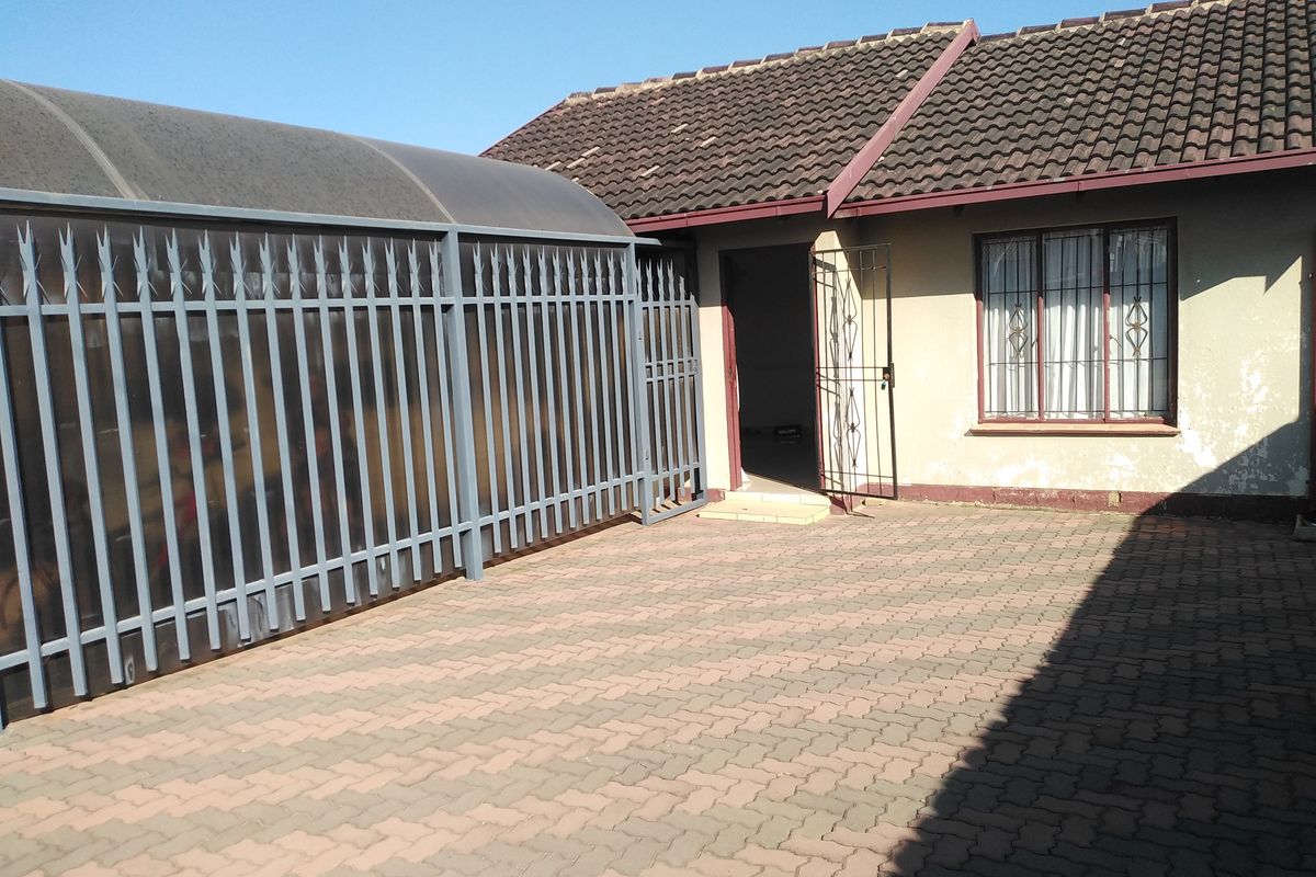 2 Bedroom House To Let in Meadowlands - Photo 2