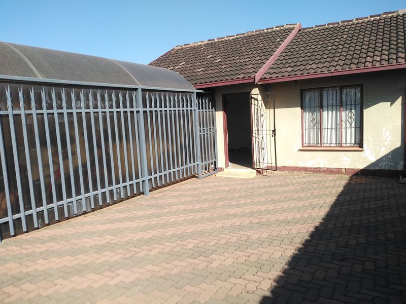 2 Bedroom House To Let in Meadowlands - Photo 2