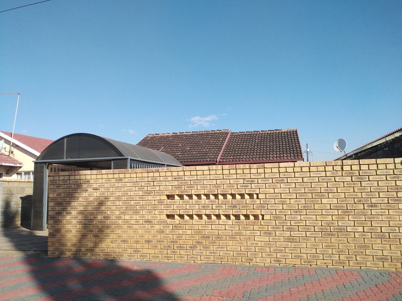 2 Bedroom House To Let in Meadowlands - Photo 3