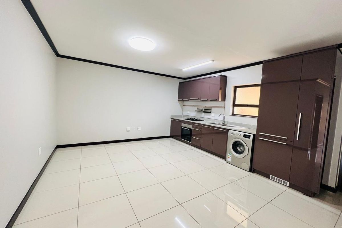 Perfect Modern Style 1 bed 1 bath Apartment in the heart of Fourways - Photo 3