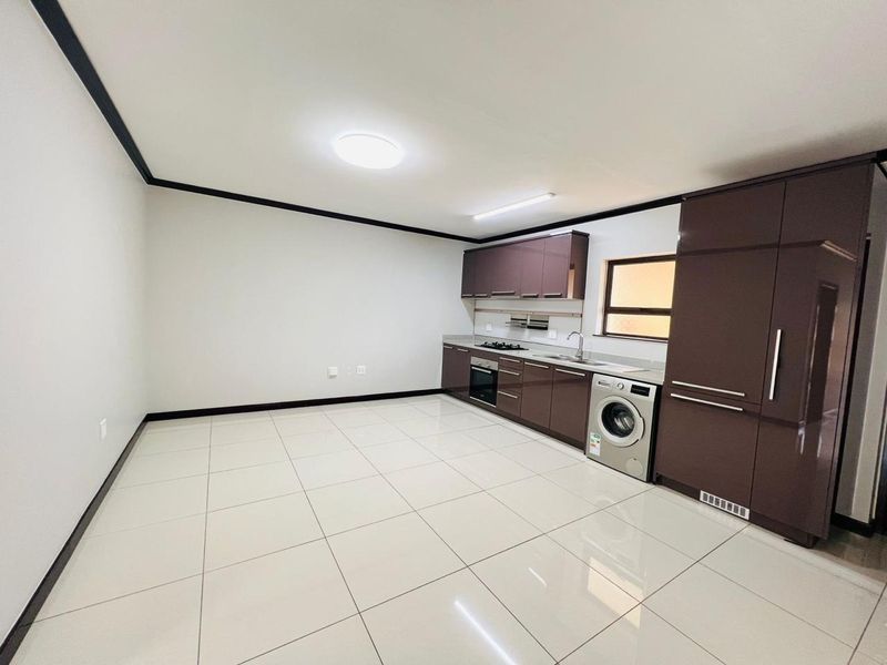 Perfect Modern Style 1 bed 1 bath Apartment in the heart of Fourways - Photo 3