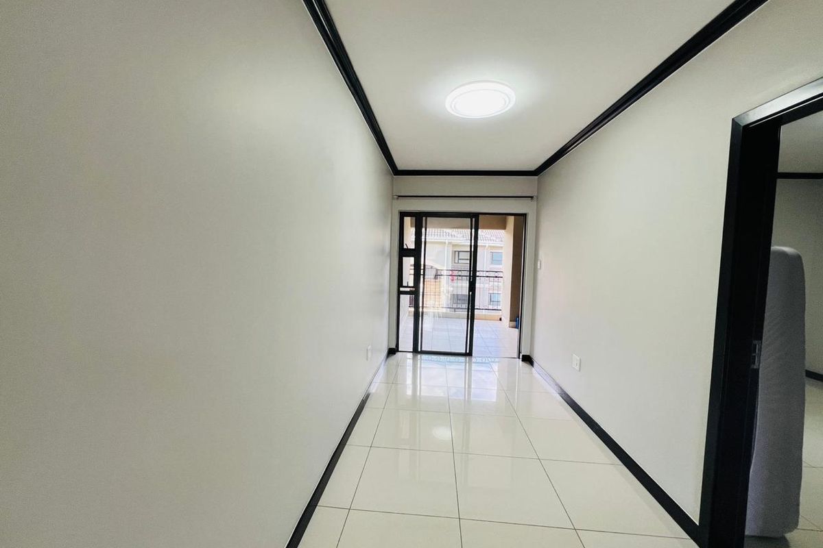 Perfect Modern Style 1 bed 1 bath Apartment in the heart of Fourways - Photo 5