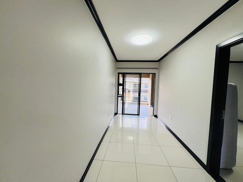 Perfect Modern Style 1 bed 1 bath Apartment in the heart of Fourways - Photo 5