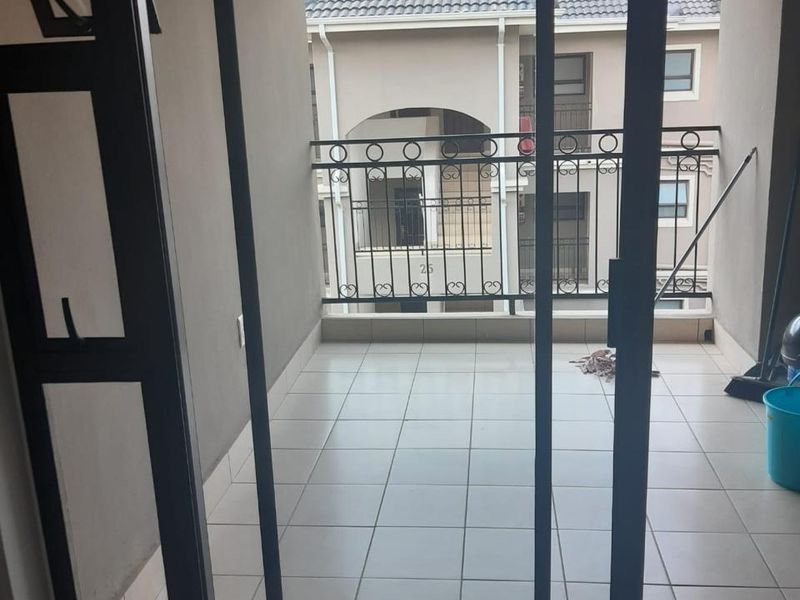 Perfect Modern Style 1 bed 1 bath Apartment in the heart of Fourways - Photo 10