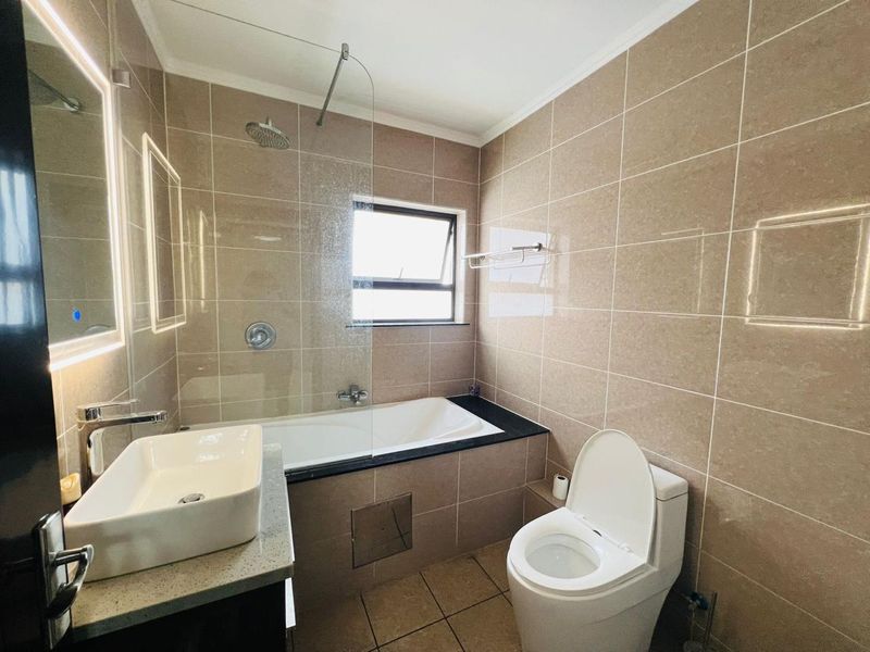 Perfect Modern Style 1 bed 1 bath Apartment in the heart of Fourways - Photo 9