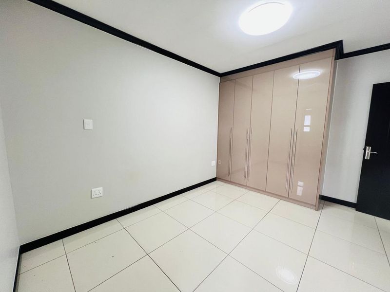 Perfect Modern Style 1 bed 1 bath Apartment in the heart of Fourways - Photo 7