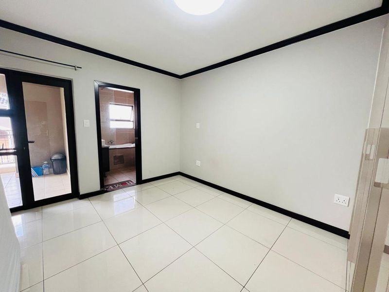 Perfect Modern Style 1 bed 1 bath Apartment in the heart of Fourways - Photo 8