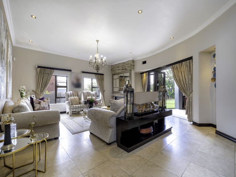 Luxurious Family Haven in Crescentwood Country Estate - Photo 10