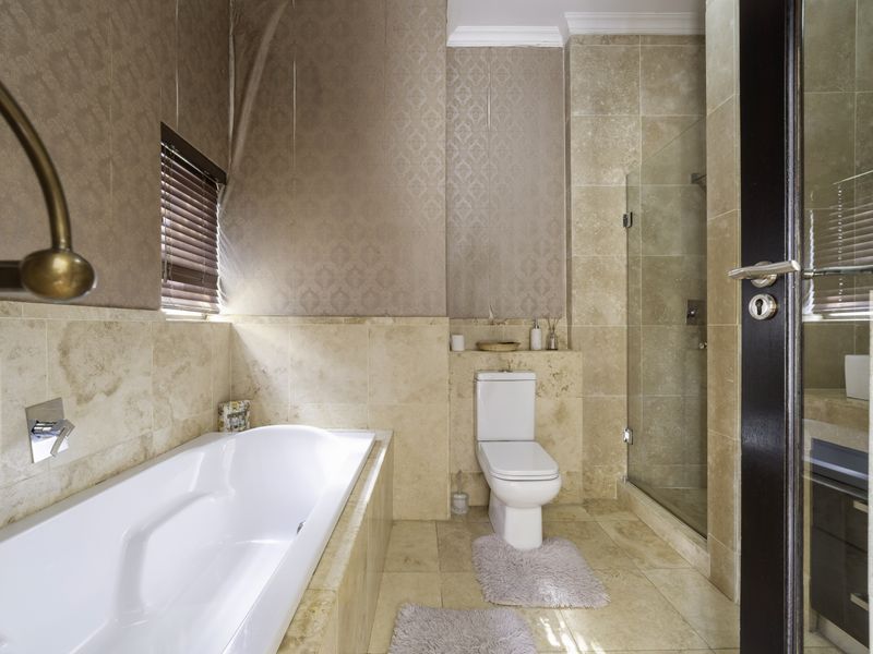 Luxurious Family Haven in Crescentwood Country Estate - Photo 7
