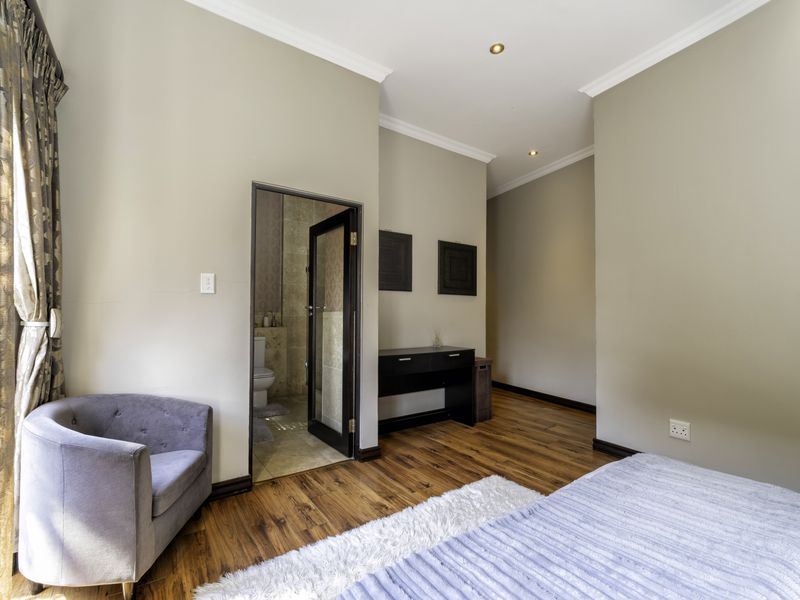 Luxurious Family Haven in Crescentwood Country Estate - Photo 6