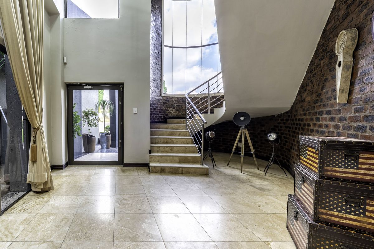 Luxurious Family Haven in Crescentwood Country Estate - Photo 3