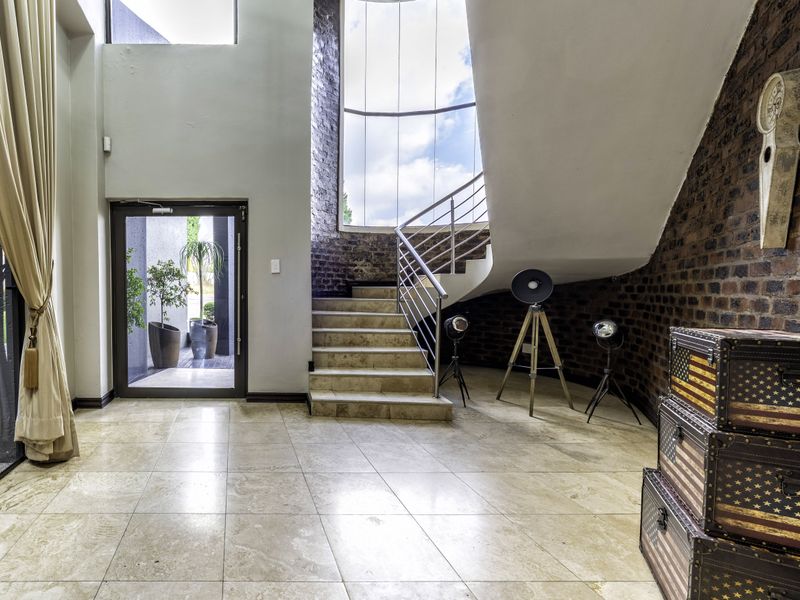 Luxurious Family Haven in Crescentwood Country Estate - Photo 3
