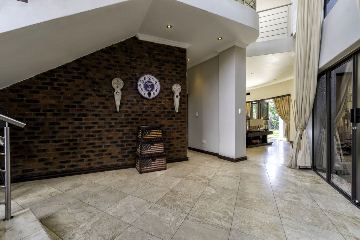 Luxurious Family Haven in Crescentwood Country Estate - Photo 4