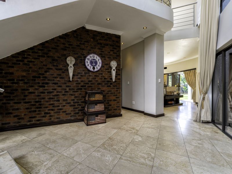 Luxurious Family Haven in Crescentwood Country Estate - Photo 4