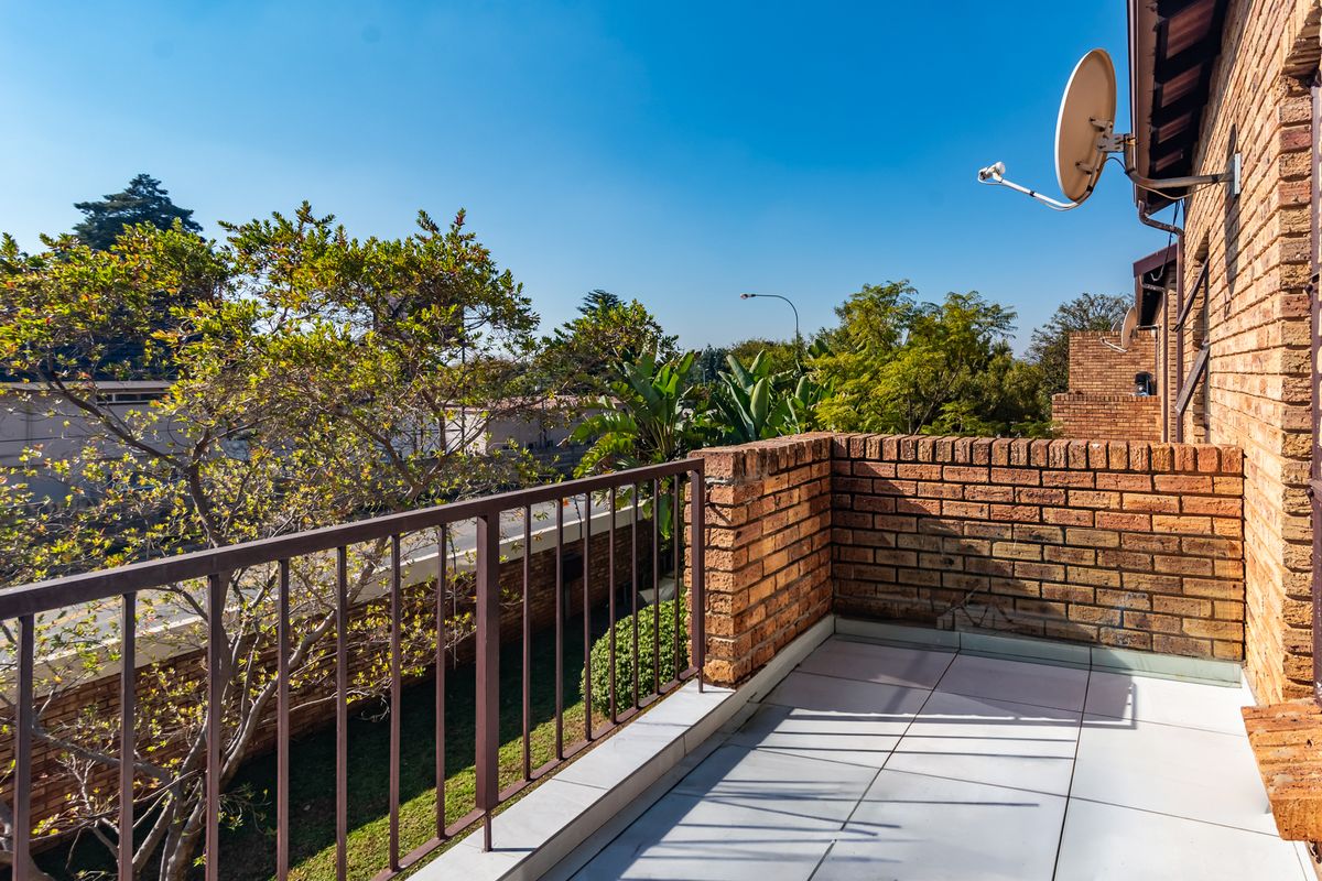 INVESTMENT OPPORTUNITY OR STARTER HOME - 72m2 NEAT 2 BEDROOM APARTMENT - Photo 3