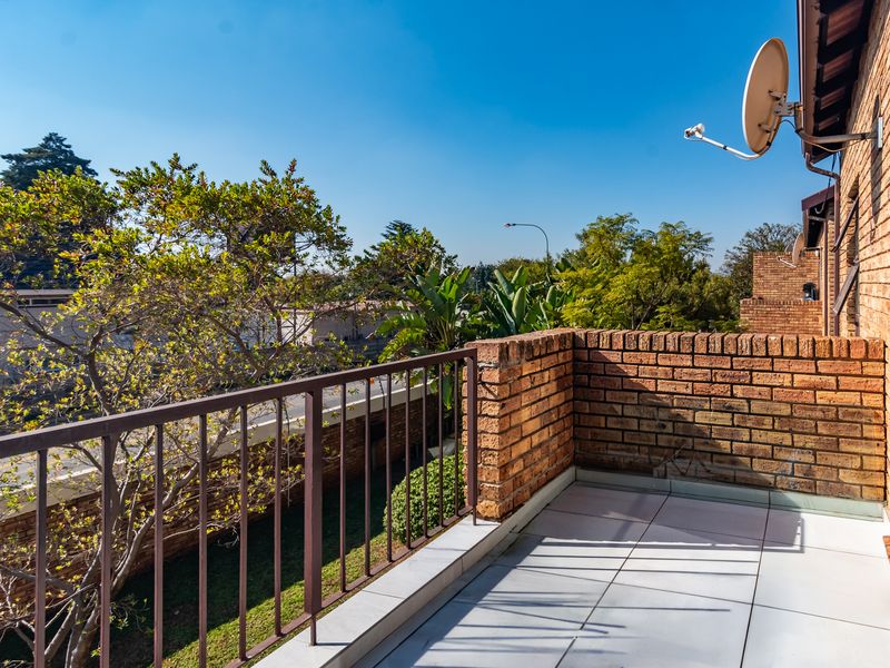 INVESTMENT OPPORTUNITY OR STARTER HOME - 72m2 NEAT 2 BEDROOM APARTMENT - Photo 3