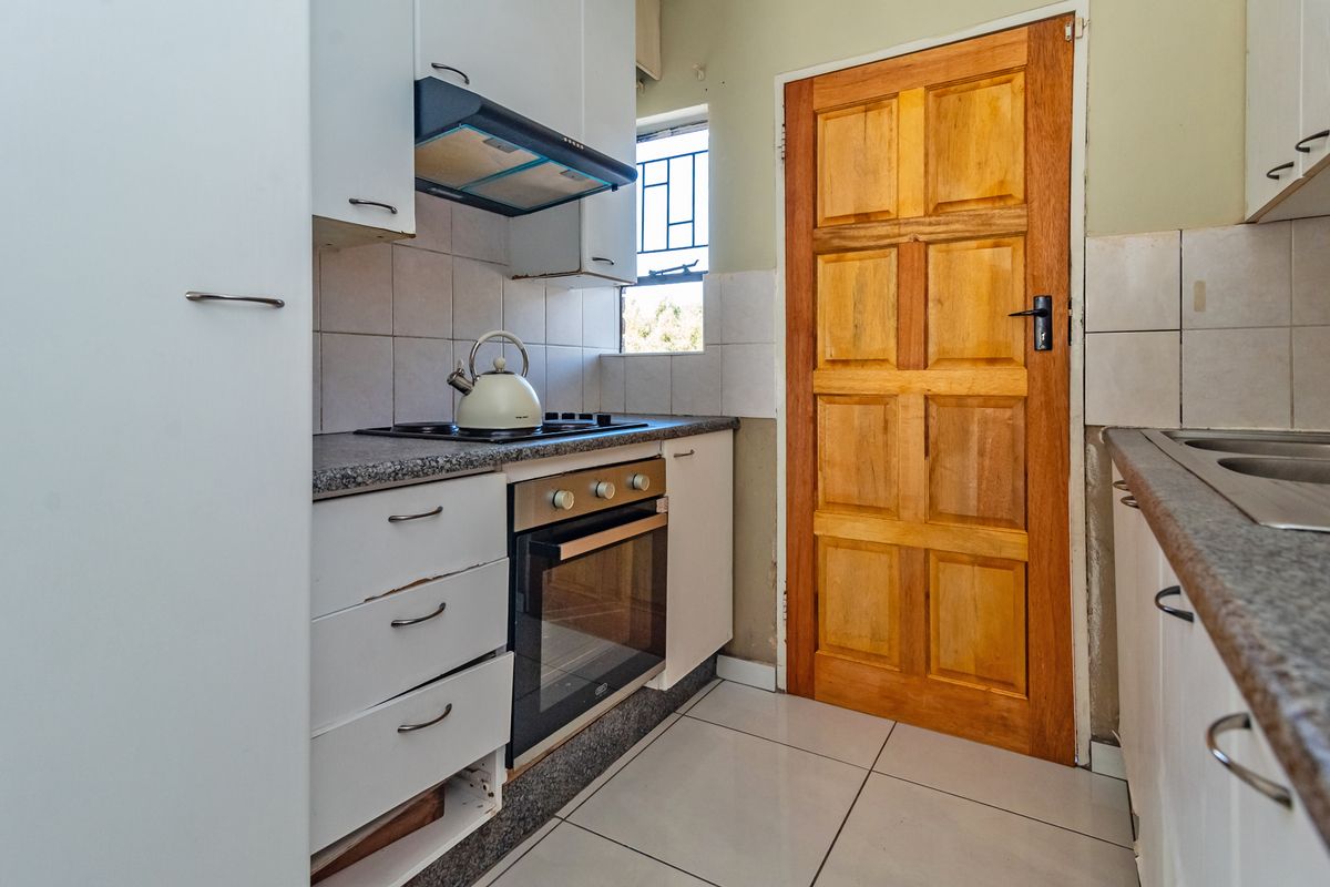 INVESTMENT OPPORTUNITY OR STARTER HOME - 72m2 NEAT 2 BEDROOM APARTMENT - Photo 5