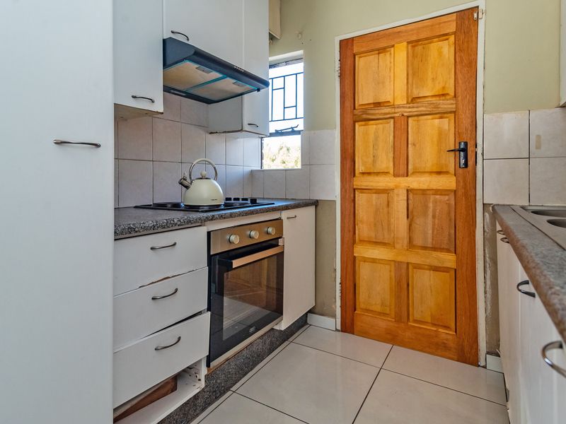 INVESTMENT OPPORTUNITY OR STARTER HOME - 72m2 NEAT 2 BEDROOM APARTMENT - Photo 5