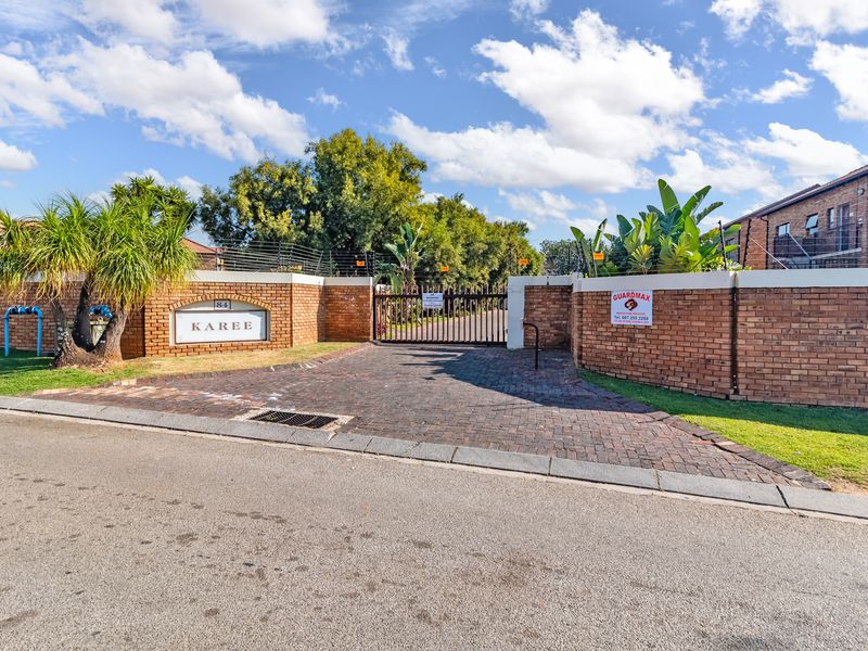 INVESTMENT OPPORTUNITY OR STARTER HOME - 72m2 NEAT 2 BEDROOM APARTMENT - Photo 2