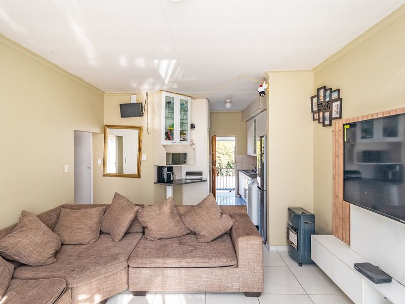 INVESTMENT OPPORTUNITY OR STARTER HOME - 72m2 NEAT 2 BEDROOM APARTMENT - Photo 9