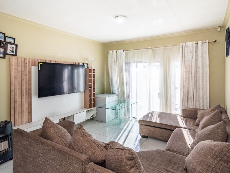 INVESTMENT OPPORTUNITY OR STARTER HOME - 72m2 NEAT 2 BEDROOM APARTMENT - Photo 8