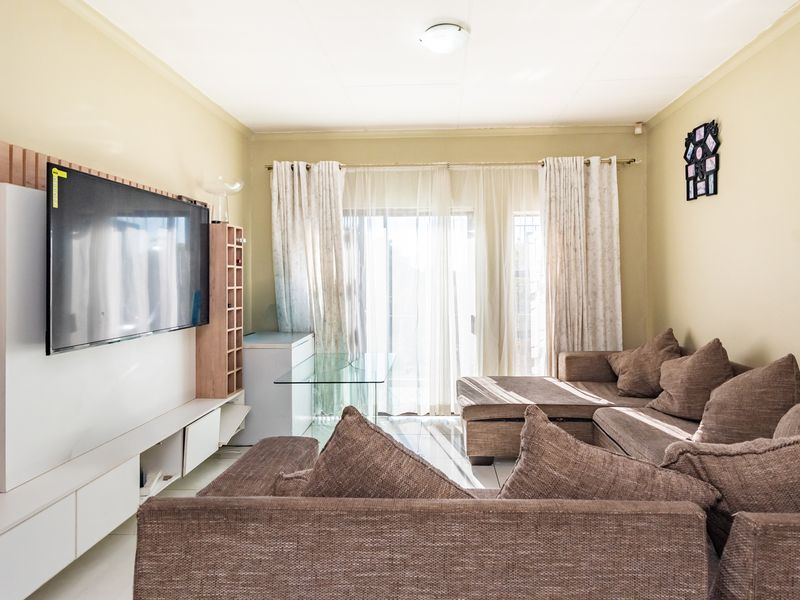 INVESTMENT OPPORTUNITY OR STARTER HOME - 72m2 NEAT 2 BEDROOM APARTMENT - Photo 7