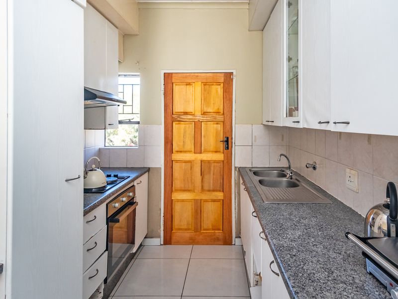 INVESTMENT OPPORTUNITY OR STARTER HOME - 72m2 NEAT 2 BEDROOM APARTMENT - Photo 6