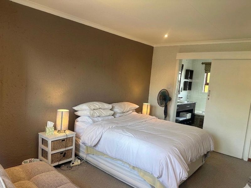 Secure Townhouse for Family Living in the Heart of Dowerglen - Photo 10