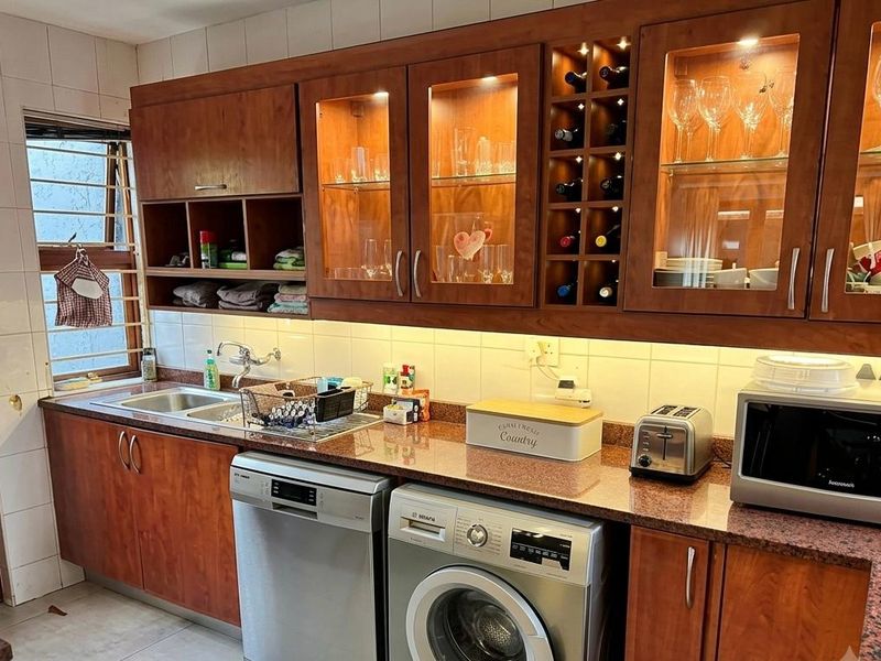 Secure Townhouse for Family Living in the Heart of Dowerglen - Photo 8