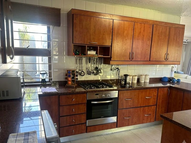 Secure Townhouse for Family Living in the Heart of Dowerglen - Photo 7