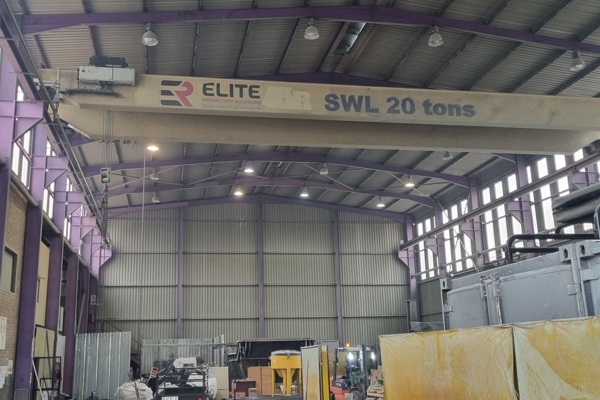 Spacious industrial warehouse facility featuring a high-clearance ceiling, robust steel portal frame construction, and an integrated 20-ton overhead crane system.