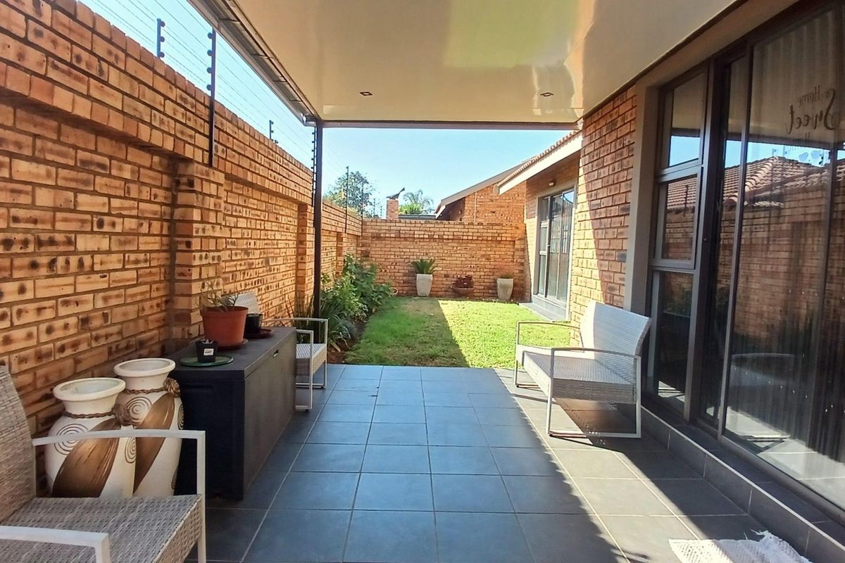 Stunning, Sun-Drenched 3-Bedroom Cluster with  Solar Power in New Redruth - Photo 4