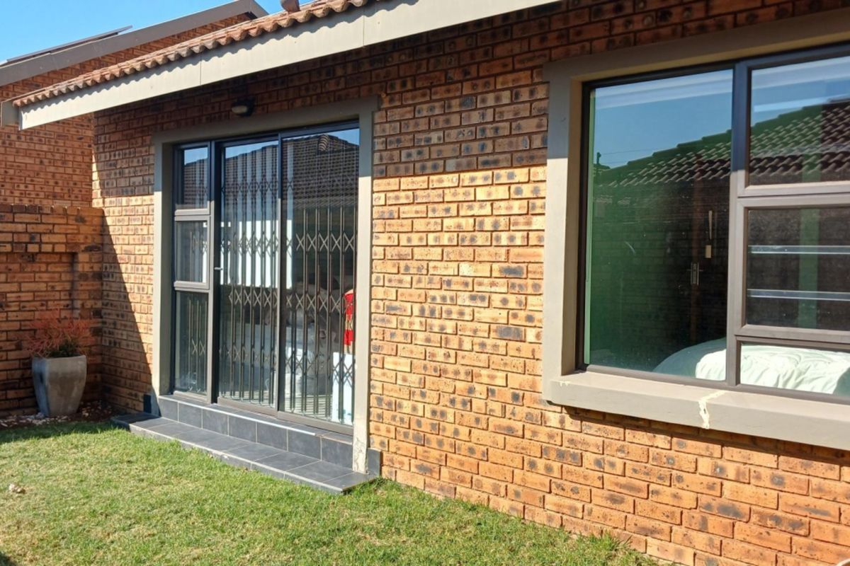 Stunning, Sun-Drenched 3-Bedroom Cluster with  Solar Power in New Redruth - Photo 5