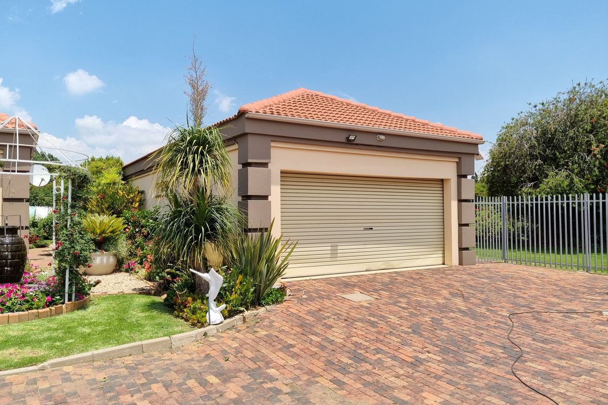 Elegant 2-Bedroom Home in a Prestigious Retirement Village - Photo 3