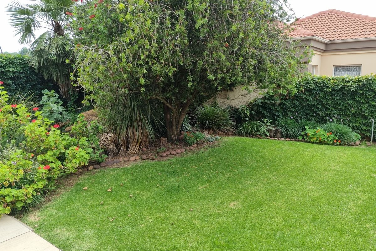 Elegant 2-Bedroom Home in a Prestigious Retirement Village - Photo 4