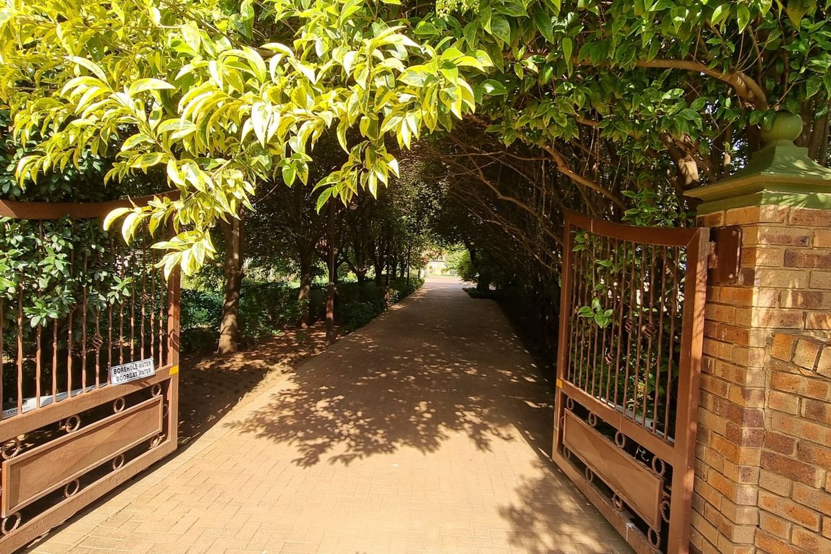 6 Bedroom House on 1,4 ha in Meyerton - Photo 2