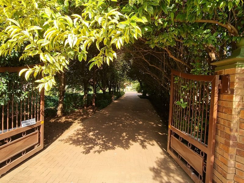 6 Bedroom House on 1,4 ha in Meyerton - Photo 2