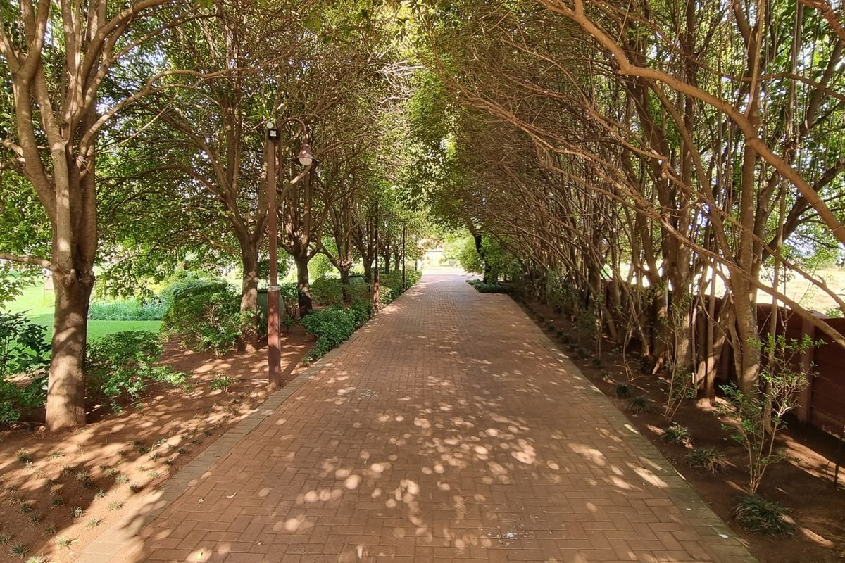 6 Bedroom House on 1,4 ha in Meyerton - Photo 3