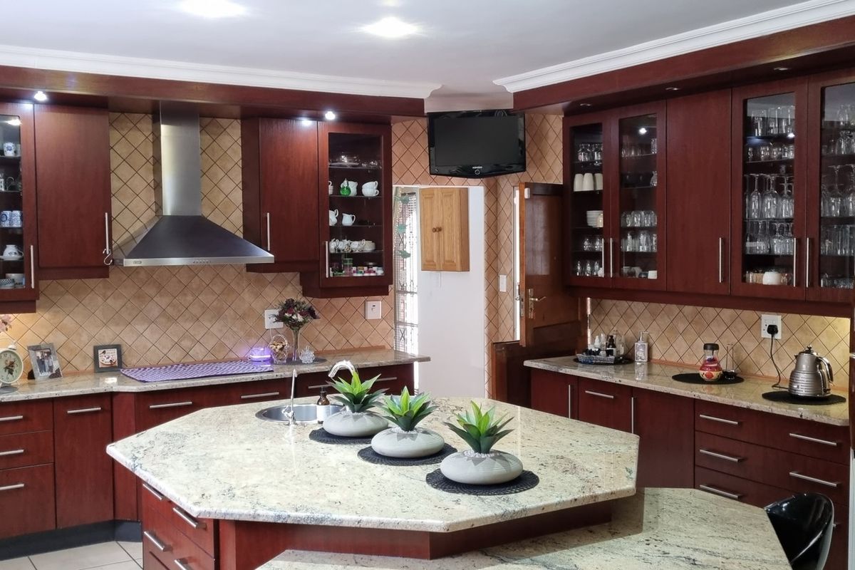 6 Bedroom House on 1,4 ha in Meyerton - Photo 4