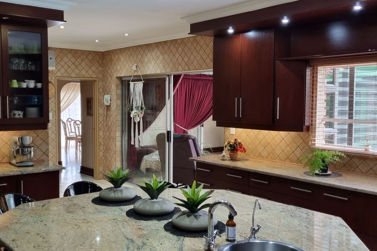 6 Bedroom House on 1,4 ha in Meyerton - Photo 5