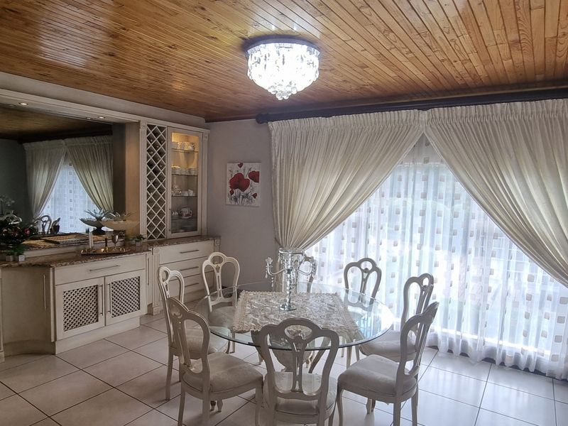 6 Bedroom House on 1,4 ha in Meyerton - Photo 10