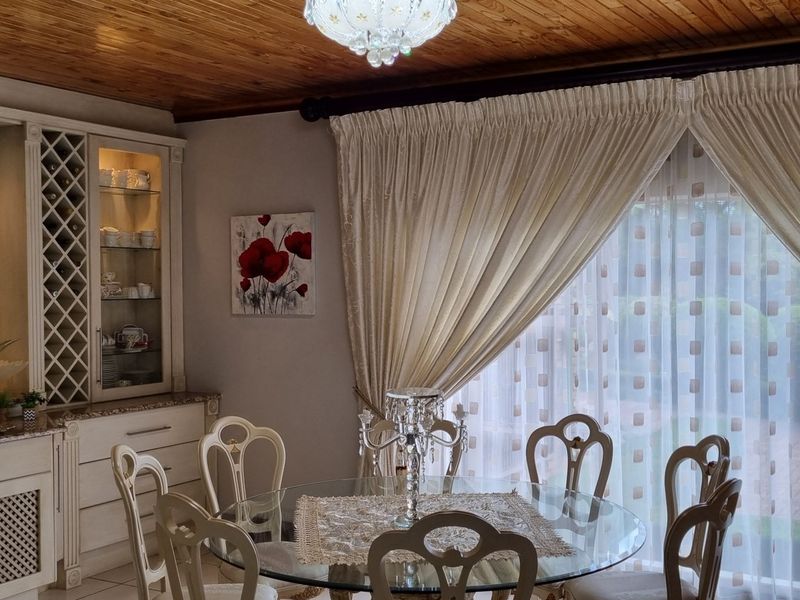 6 Bedroom House on 1,4 ha in Meyerton - Photo 9