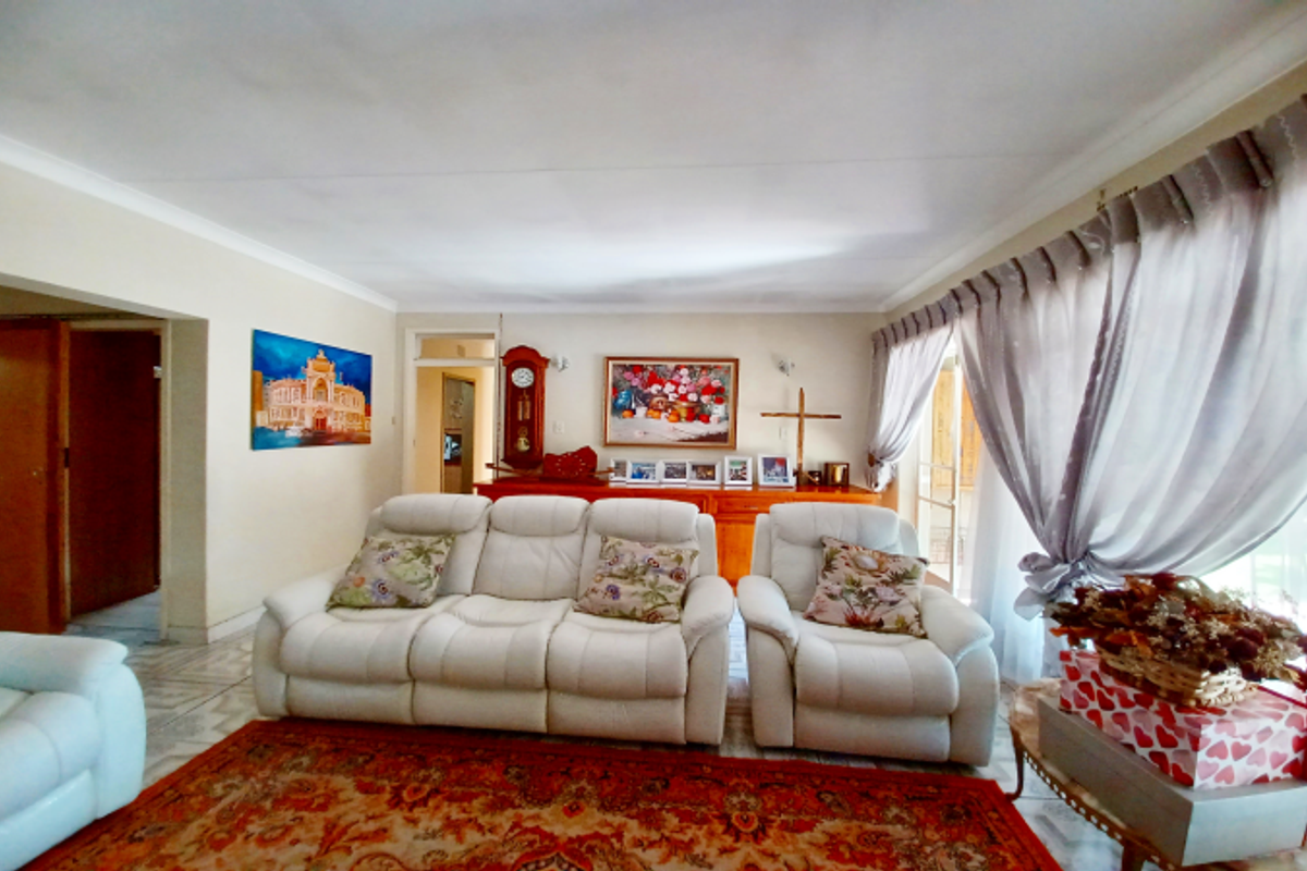 MOST IMPRESSIVE PROPERTY IN SW5, VANDERBIJLPARK - PRICE REDUCED - Photo 3
