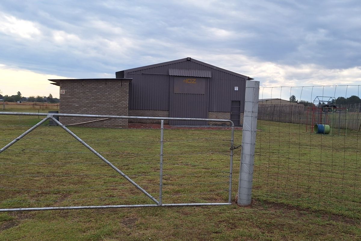 Small holding - with a huge store and 4 bedroom house - Photo 4