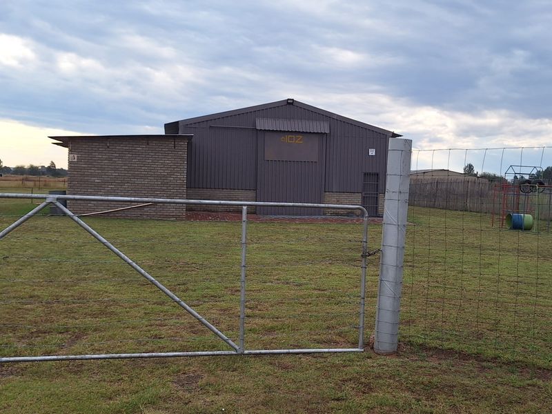 Small holding - with a huge store and 4 bedroom house - Photo 4