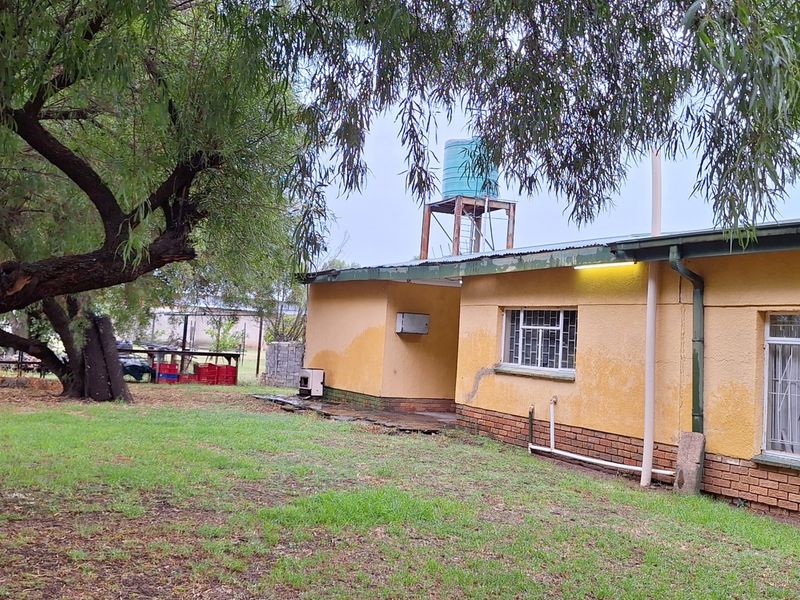 Small holding - with a huge store and 4 bedroom house - Photo 2